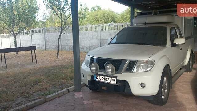 Белый Ниссан Навара, объемом двигателя 2.49 л и пробегом 250 тыс. км за 18100 $, фото 1 на Automoto.ua