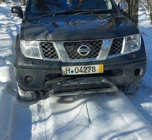 Черный Ниссан Навара, объемом двигателя 2.5 л и пробегом 180 тыс. км за 5565 $, фото 1 на Automoto.ua