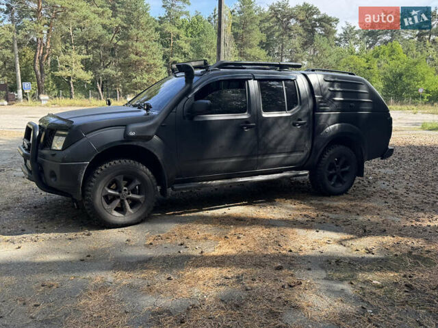 Черный Ниссан Навара, объемом двигателя 2.5 л и пробегом 335 тыс. км за 11000 $, фото 1 на Automoto.ua
