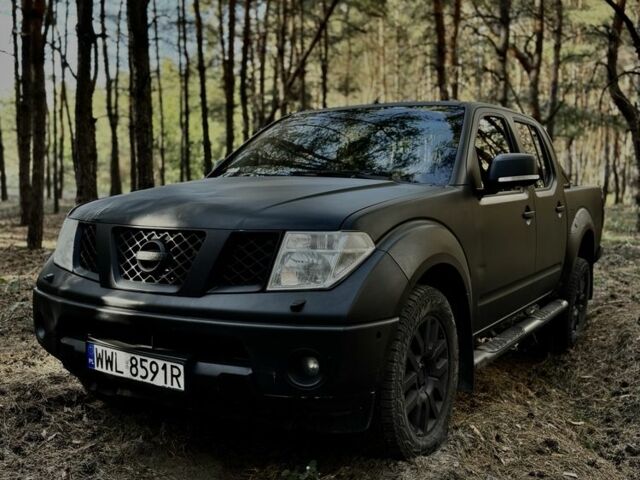 Черный Ниссан Навара, объемом двигателя 2.5 л и пробегом 370 тыс. км за 6000 $, фото 1 на Automoto.ua