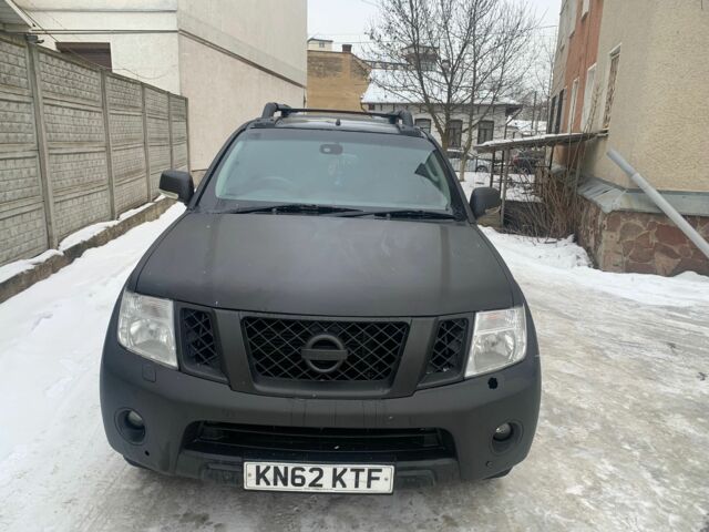 Черный Ниссан Навара, объемом двигателя 2.5 л и пробегом 250 тыс. км за 6500 $, фото 1 на Automoto.ua