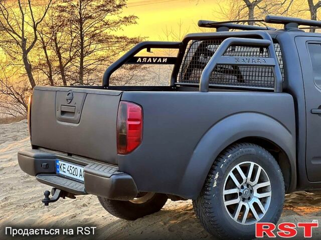 Чорний Ніссан Навара, об'ємом двигуна 2.5 л та пробігом 360 тис. км за 13000 $, фото 1 на Automoto.ua