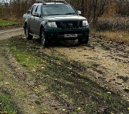 Черный Ниссан Навара, объемом двигателя 2.5 л и пробегом 380 тыс. км за 5000 $, фото 1 на Automoto.ua