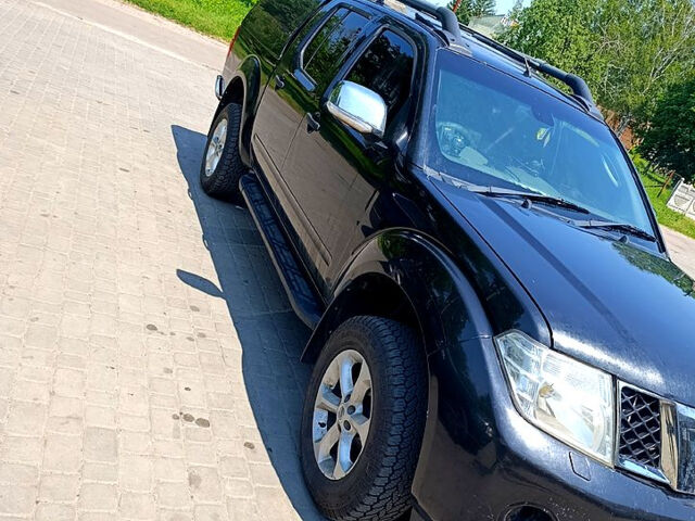 Чорний Ніссан Навара, об'ємом двигуна 2.5 л та пробігом 350 тис. км за 7500 $, фото 1 на Automoto.ua