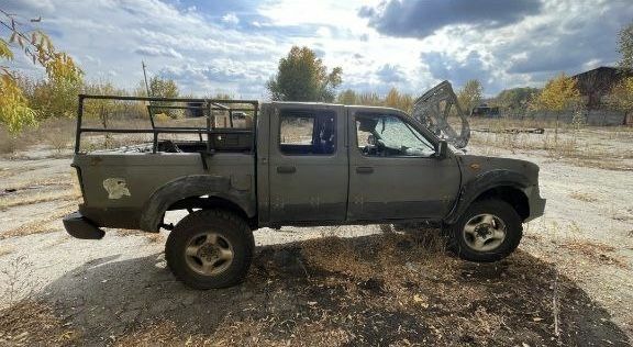 Серый Ниссан Навара, объемом двигателя 2.5 л и пробегом 260 тыс. км за 2000 $, фото 1 на Automoto.ua