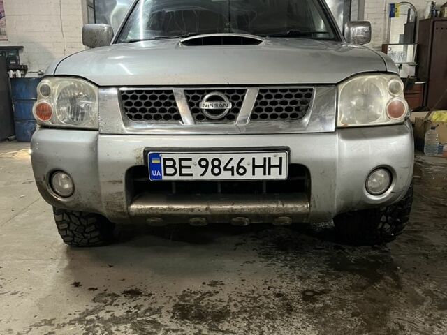 Серый Ниссан Навара, объемом двигателя 2.5 л и пробегом 171 тыс. км за 5937 $, фото 1 на Automoto.ua