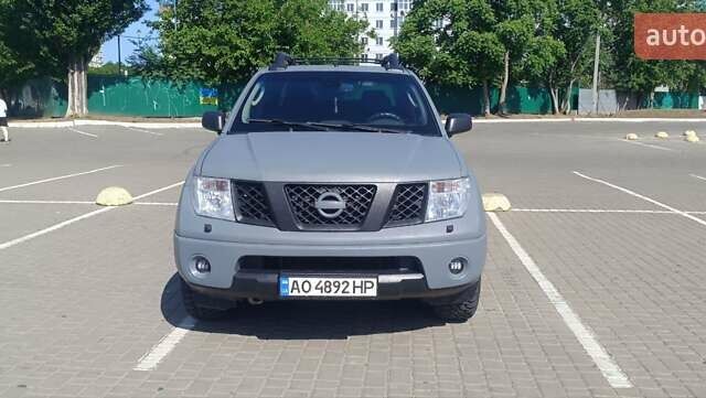Серый Ниссан Навара, объемом двигателя 2.49 л и пробегом 280 тыс. км за 12000 $, фото 1 на Automoto.ua