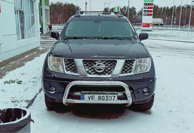 Серый Ниссан Навара, объемом двигателя 2.5 л и пробегом 260 тыс. км за 6264 $, фото 1 на Automoto.ua
