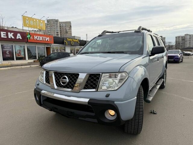 Серый Ниссан Навара, объемом двигателя 2.5 л и пробегом 350 тыс. км за 12000 $, фото 1 на Automoto.ua
