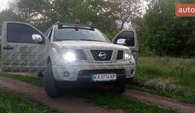 Сірий Ніссан Навара, об'ємом двигуна 2.5 л та пробігом 336 тис. км за 12500 $, фото 1 на Automoto.ua