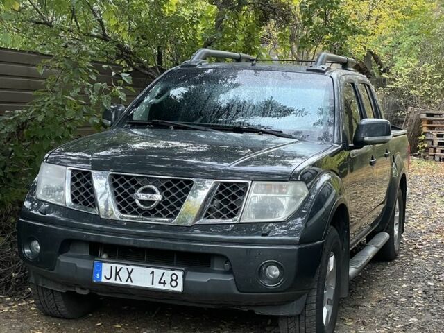 Серый Ниссан Навара, объемом двигателя 2.5 л и пробегом 300 тыс. км за 6000 $, фото 1 на Automoto.ua