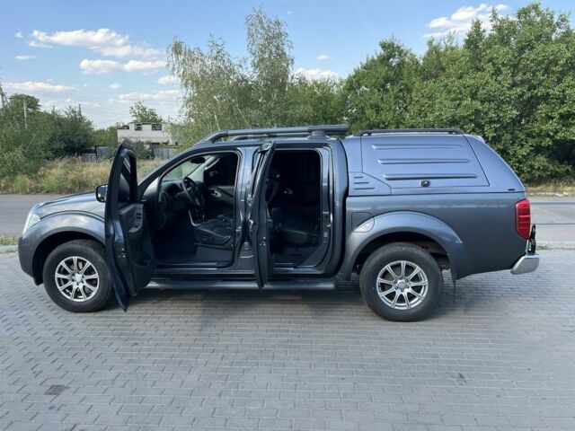 Серый Ниссан Навара, объемом двигателя 3 л и пробегом 270 тыс. км за 6500 $, фото 1 на Automoto.ua