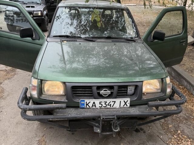Зеленый Ниссан Навара, объемом двигателя 2.5 л и пробегом 300 тыс. км за 2000 $, фото 1 на Automoto.ua