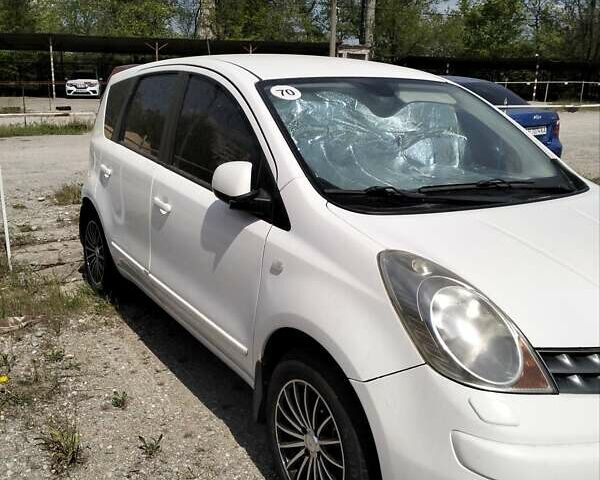 Белый Ниссан Ноут, объемом двигателя 1.6 л и пробегом 200 тыс. км за 5800 $, фото 1 на Automoto.ua