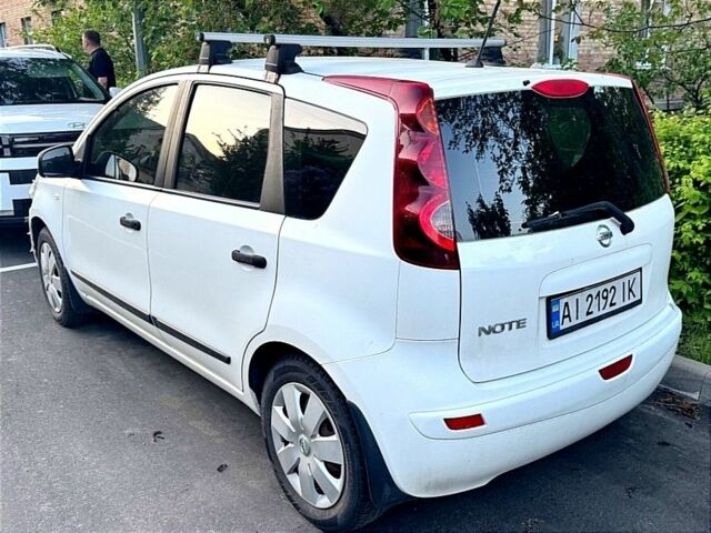 Белый Ниссан Ноут, объемом двигателя 1.4 л и пробегом 300 тыс. км за 2999 $, фото 1 на Automoto.ua
