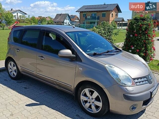 Бежевий Ніссан Ноут, об'ємом двигуна 1.6 л та пробігом 200 тис. км за 5000 $, фото 1 на Automoto.ua