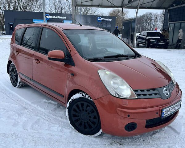 Червоний Ніссан Ноут, об'ємом двигуна 1.4 л та пробігом 330 тис. км за 4199 $, фото 1 на Automoto.ua