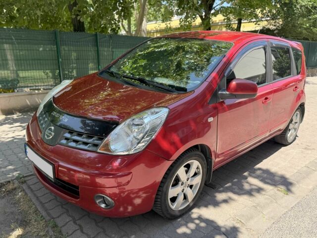 Красный Ниссан Ноут, объемом двигателя 1.6 л и пробегом 160 тыс. км за 5884 $, фото 1 на Automoto.ua