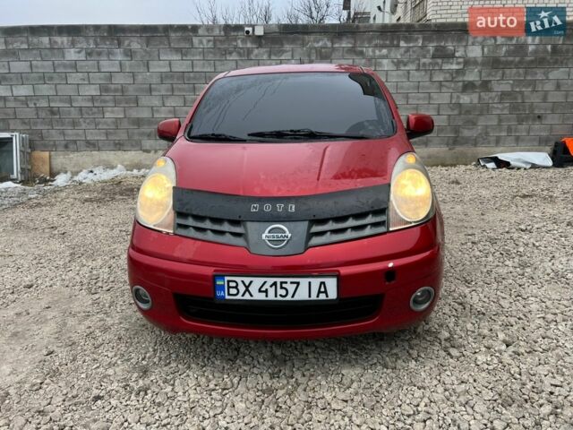 Красный Ниссан Ноут, объемом двигателя 1.46 л и пробегом 300 тыс. км за 4999 $, фото 1 на Automoto.ua