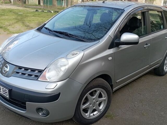 Серый Ниссан Ноут, объемом двигателя 1.6 л и пробегом 217 тыс. км за 4500 $, фото 1 на Automoto.ua