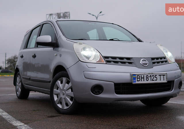 Серый Ниссан Ноут, объемом двигателя 1.6 л и пробегом 215 тыс. км за 6000 $, фото 1 на Automoto.ua