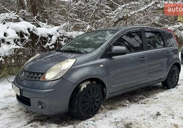 Серый Ниссан Ноут, объемом двигателя 1.6 л и пробегом 266 тыс. км за 6000 $, фото 1 на Automoto.ua
