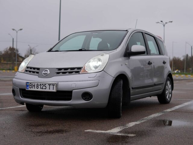Сірий Ніссан Ноут, об'ємом двигуна 1.6 л та пробігом 219 тис. км за 3800 $, фото 1 на Automoto.ua