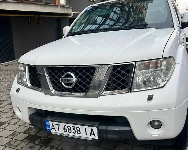 Белый Ниссан Патфайндер, объемом двигателя 2.5 л и пробегом 325 тыс. км за 11500 $, фото 1 на Automoto.ua