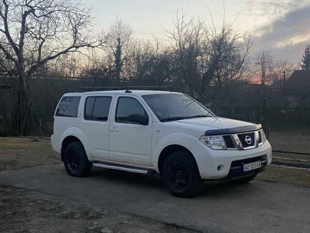 Ниссан Патфайндер 2008 в Мукачеве на Automoto.ua Белый Ниссан Патфайндер, объемом двигателя 2.5 л и пробегом 251 тыс. км за 7800 $, фото 1 на Automoto.ua