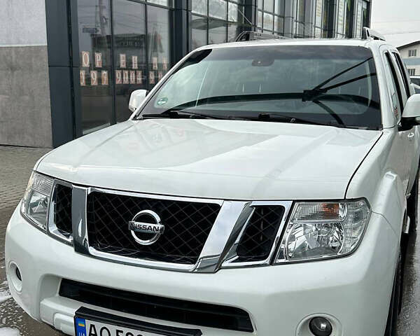 Белый Ниссан Патфайндер, объемом двигателя 2.5 л и пробегом 255 тыс. км за 14900 $, фото 1 на Automoto.ua
