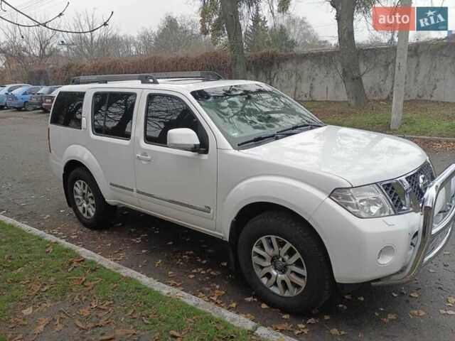 Білий Ніссан Патфайндер, об'ємом двигуна 3 л та пробігом 153 тис. км за 21000 $, фото 1 на Automoto.ua