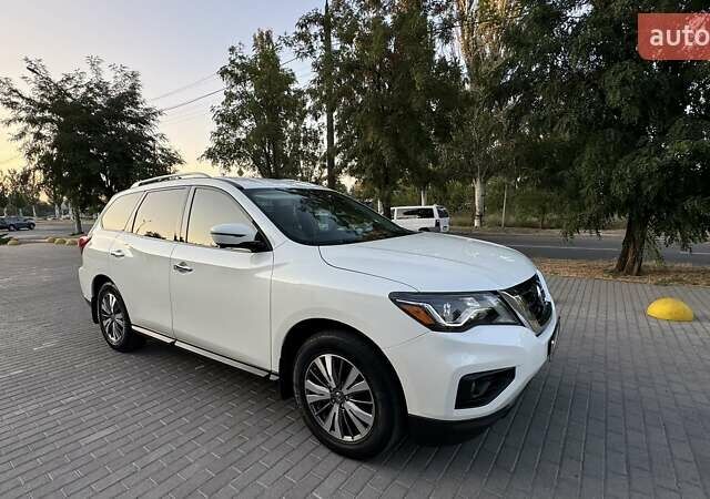 Белый Ниссан Патфайндер, объемом двигателя 3.5 л и пробегом 117 тыс. км за 17000 $, фото 1 на Automoto.ua