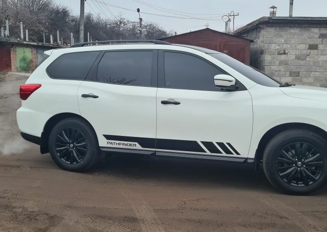 Белый Ниссан Патфайндер, объемом двигателя 3.5 л и пробегом 67 тыс. км за 18000 $, фото 1 на Automoto.ua