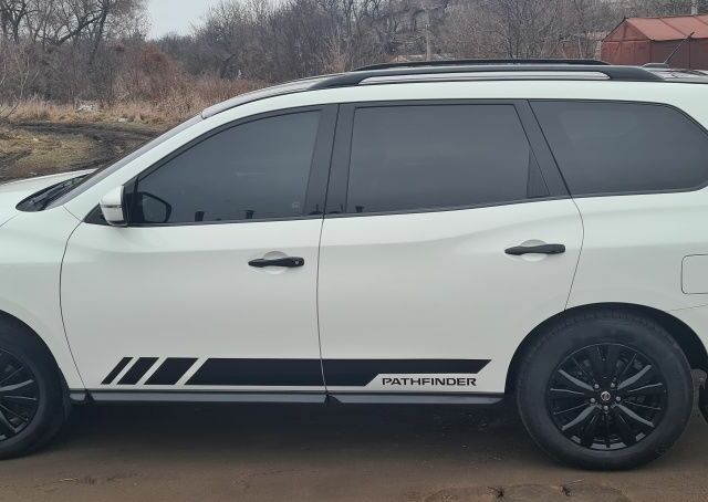Білий Ніссан Патфайндер, об'ємом двигуна 3.5 л та пробігом 69 тис. км за 17800 $, фото 1 на Automoto.ua