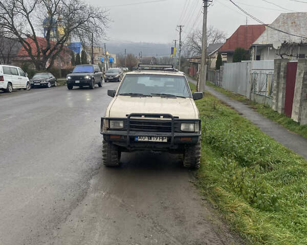 Бежевый Ниссан Патфайндер, объемом двигателя 3 л и пробегом 150 тыс. км за 4000 $, фото 1 на Automoto.ua