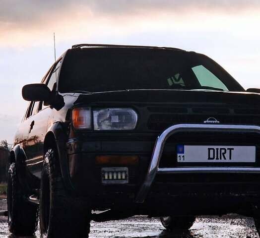 Чорний Ніссан Патфайндер, об'ємом двигуна 3.3 л та пробігом 285 тис. км за 5000 $, фото 1 на Automoto.ua