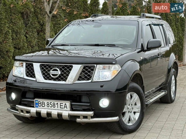 Чорний Ніссан Патфайндер, об'ємом двигуна 2.5 л та пробігом 182 тис. км за 11500 $, фото 1 на Automoto.ua