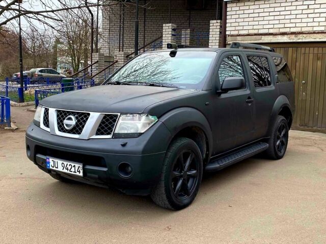 Чорний Ніссан Патфайндер, об'ємом двигуна 2.5 л та пробігом 300 тис. км за 4850 $, фото 1 на Automoto.ua
