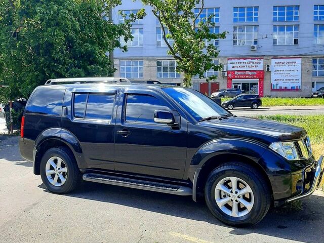 Черный Ниссан Патфайндер, объемом двигателя 2.5 л и пробегом 320 тыс. км за 10000 $, фото 1 на Automoto.ua