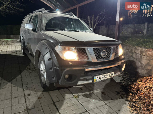 Черный Ниссан Патфайндер, объемом двигателя 2.5 л и пробегом 328 тыс. км за 11000 $, фото 1 на Automoto.ua