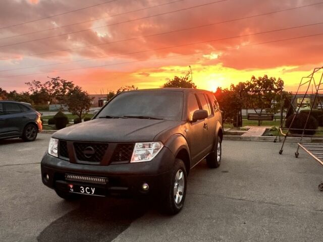 Чорний Ніссан Патфайндер, об'ємом двигуна 2.5 л та пробігом 350 тис. км за 4000 $, фото 1 на Automoto.ua