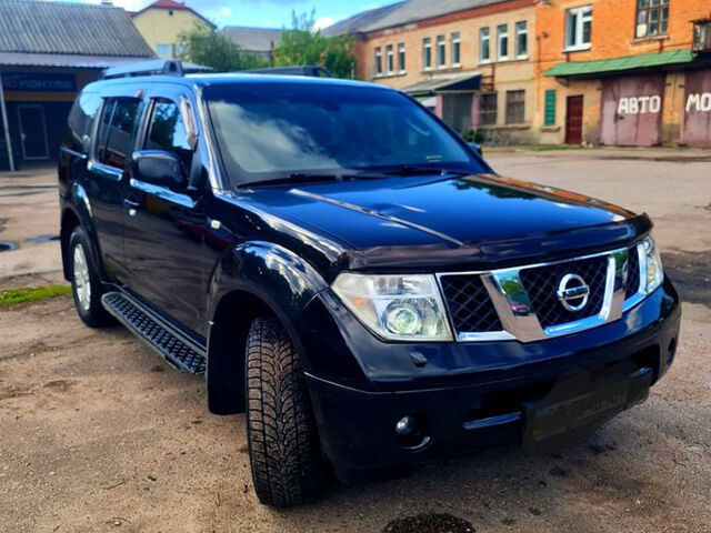 Чорний Ніссан Патфайндер, об'ємом двигуна 2.5 л та пробігом 340 тис. км за 11000 $, фото 1 на Automoto.ua