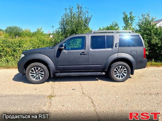 Черный Ниссан Патфайндер, объемом двигателя 2.5 л и пробегом 386 тыс. км за 11000 $, фото 1 на Automoto.ua