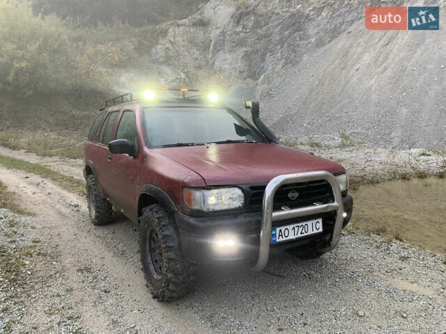 Червоний Ніссан Патфайндер, об'ємом двигуна 2.5 л та пробігом 300 тис. км за 4300 $, фото 1 на Automoto.ua