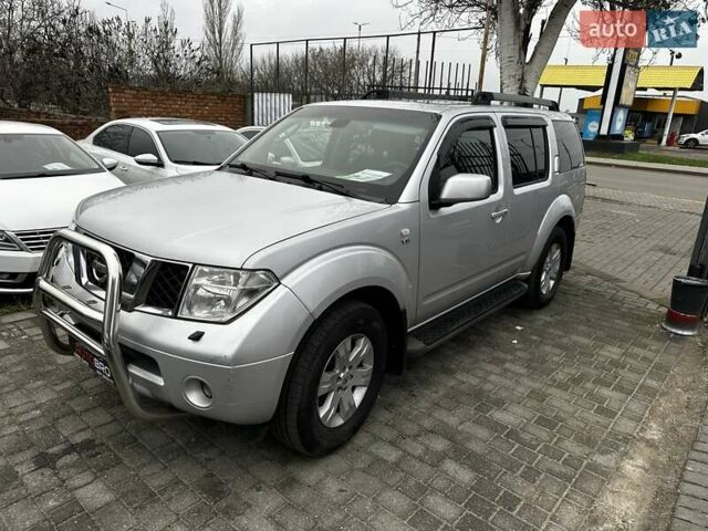 Сірий Ніссан Патфайндер, об'ємом двигуна 4 л та пробігом 270 тис. км за 9500 $, фото 1 на Automoto.ua
