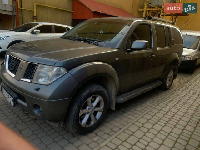 Серый Ниссан Патфайндер, объемом двигателя 2.5 л и пробегом 300 тыс. км за 4000 $, фото 1 на Automoto.ua