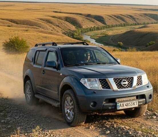 Серый Ниссан Патфайндер, объемом двигателя 2.49 л и пробегом 250 тыс. км за 9200 $, фото 1 на Automoto.ua
