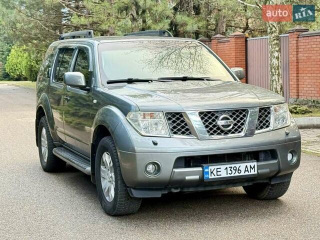 Сірий Ніссан Патфайндер, об'ємом двигуна 4 л та пробігом 245 тис. км за 8250 $, фото 1 на Automoto.ua