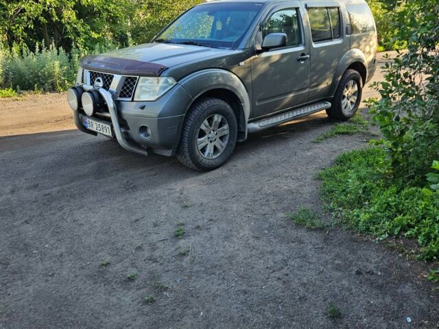 Сірий Ніссан Патфайндер, об'ємом двигуна 2.5 л та пробігом 272 тис. км за 6200 $, фото 1 на Automoto.ua