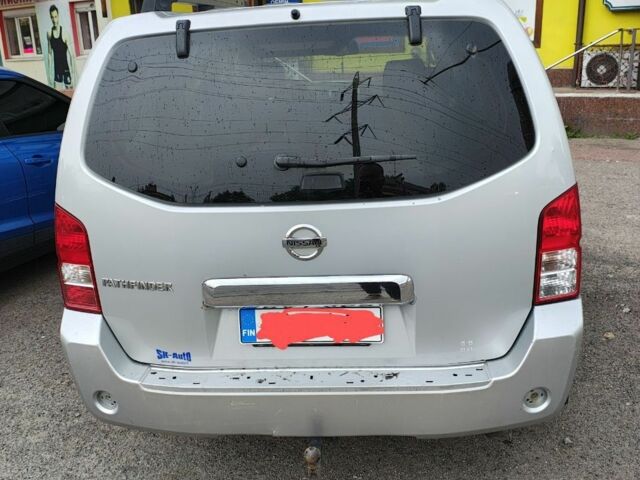 Серый Ниссан Патфайндер, объемом двигателя 2.5 л и пробегом 370 тыс. км за 4500 $, фото 1 на Automoto.ua